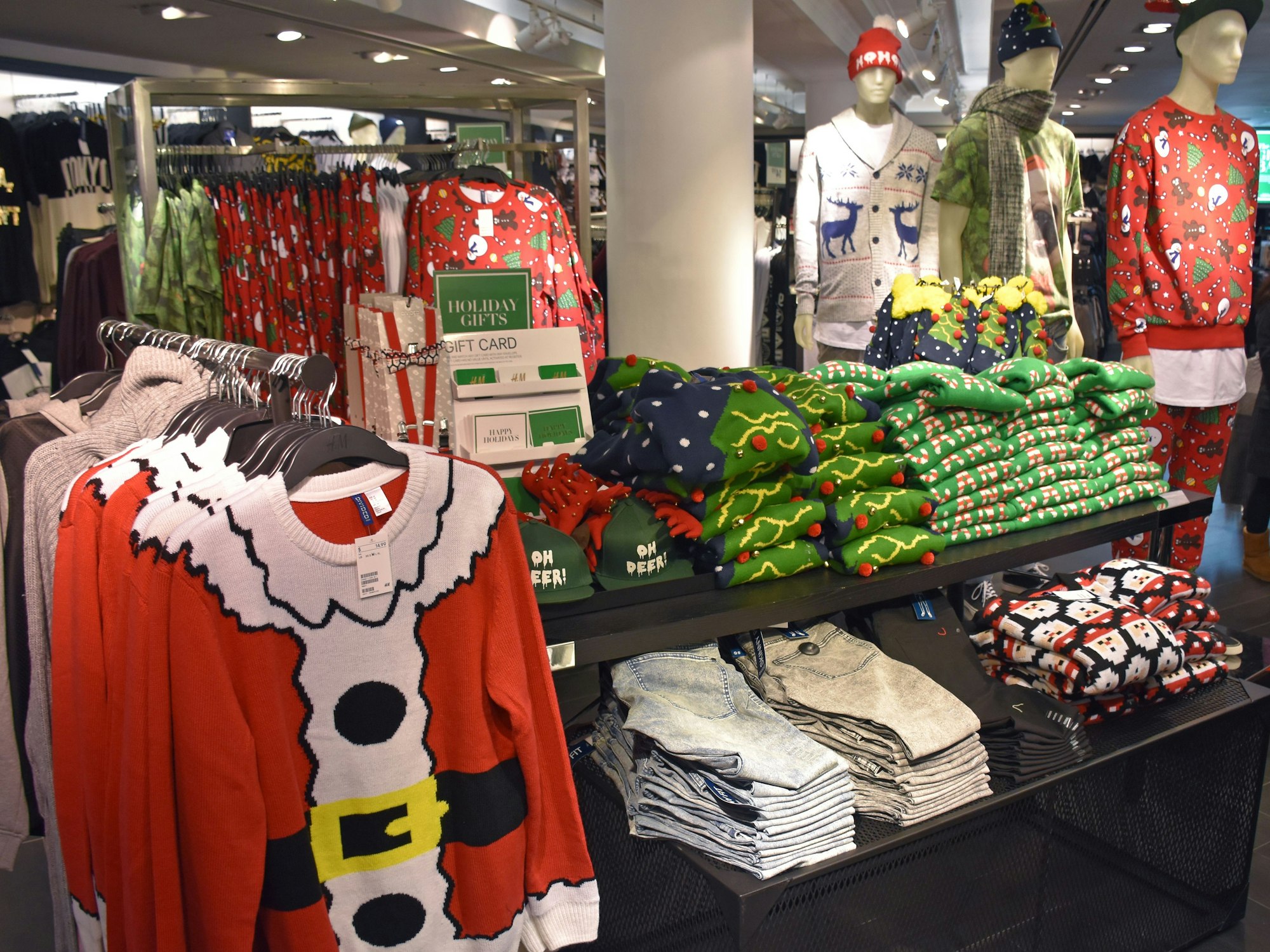 So genannte „Ugly Christmas Sweater“ hängen in einem Geschäft in New York (USA).