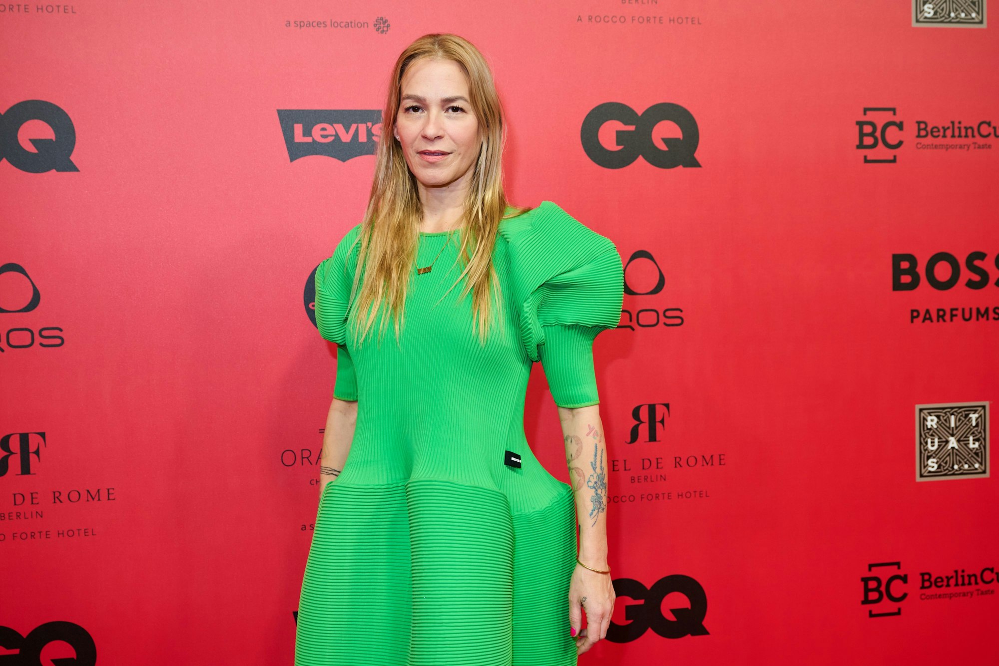 Die Schauspielerin Franka Potente in einem auffälligen und knallgrünen Kleid auf dem Roten Teppich der 26. Verleihung der GQ Men of the Year- Awards.