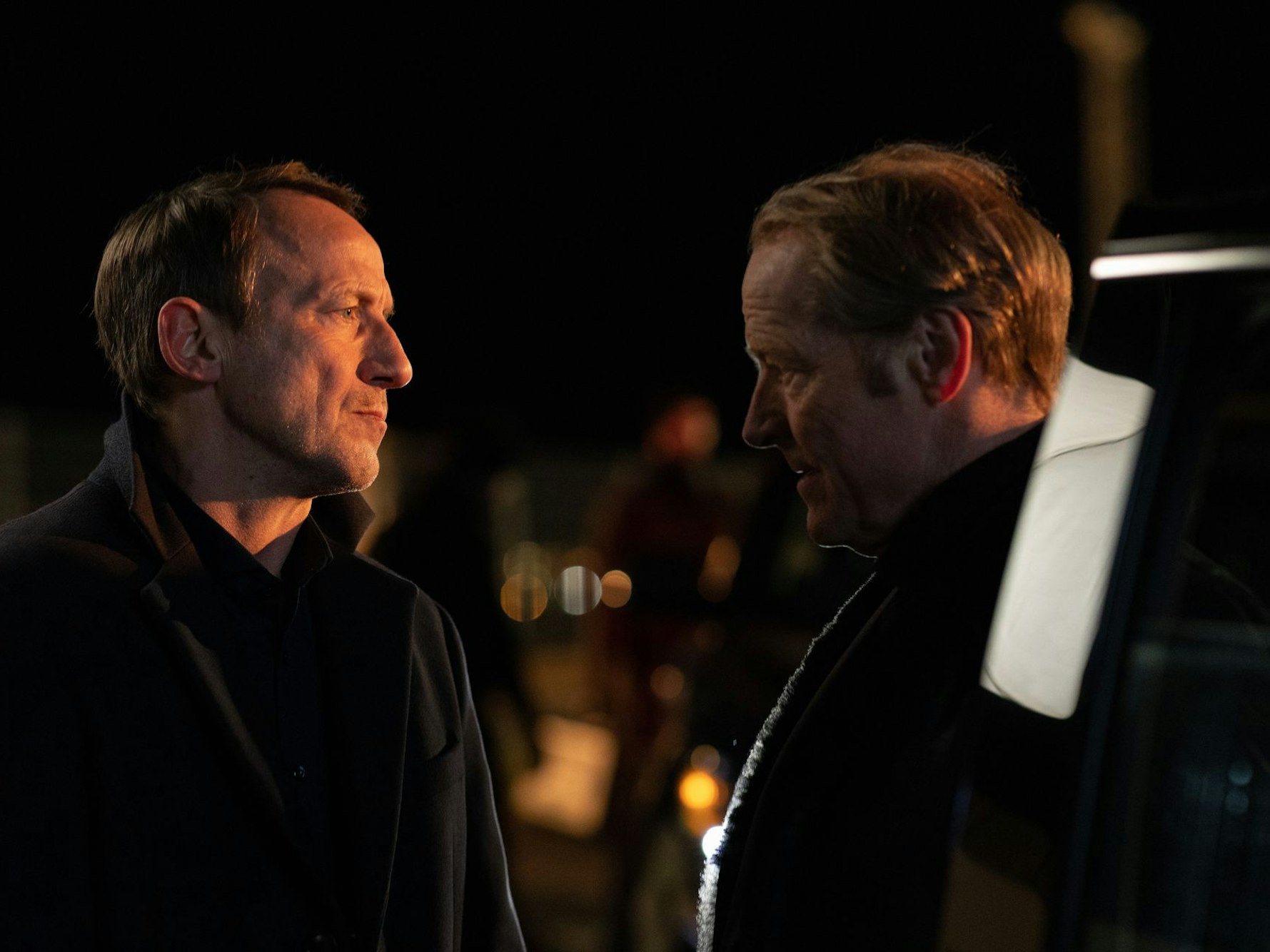 CIA-Mann Carr (Iain Glen, r.) gibt seinem Handlanger Simon (Wotan Wilke Möhring, l.) einen Mordauftrag.