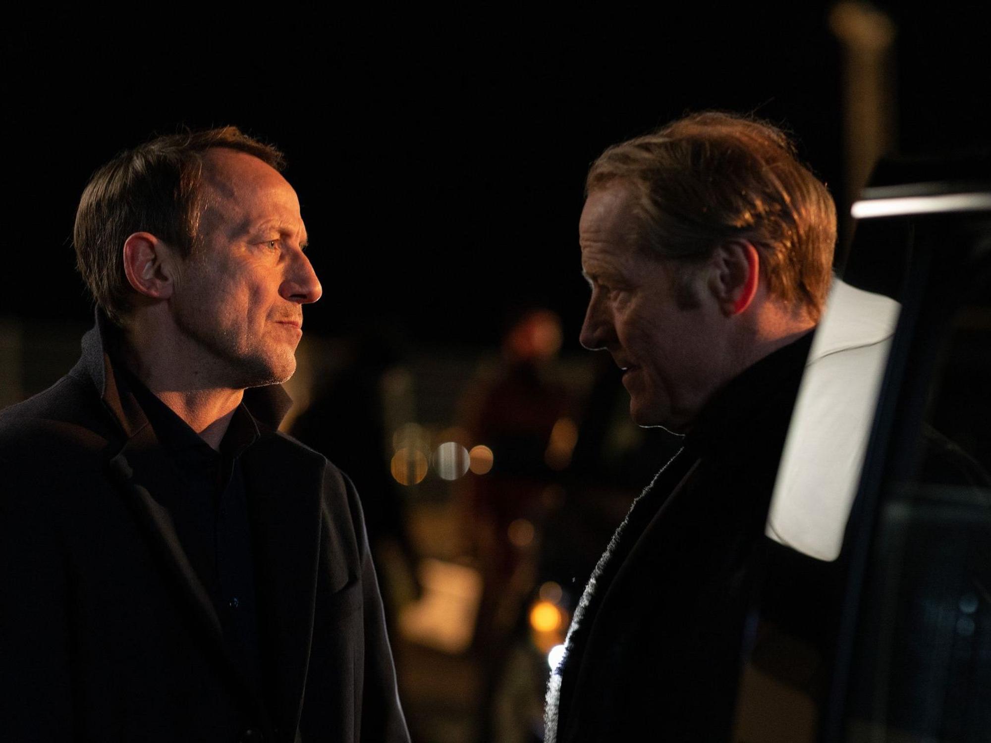 CIA-Mann Carr (Iain Glen, r.) gibt seinem Handlanger Simon (Wotan Wilke Möhring, l.) einen Mordauftrag.