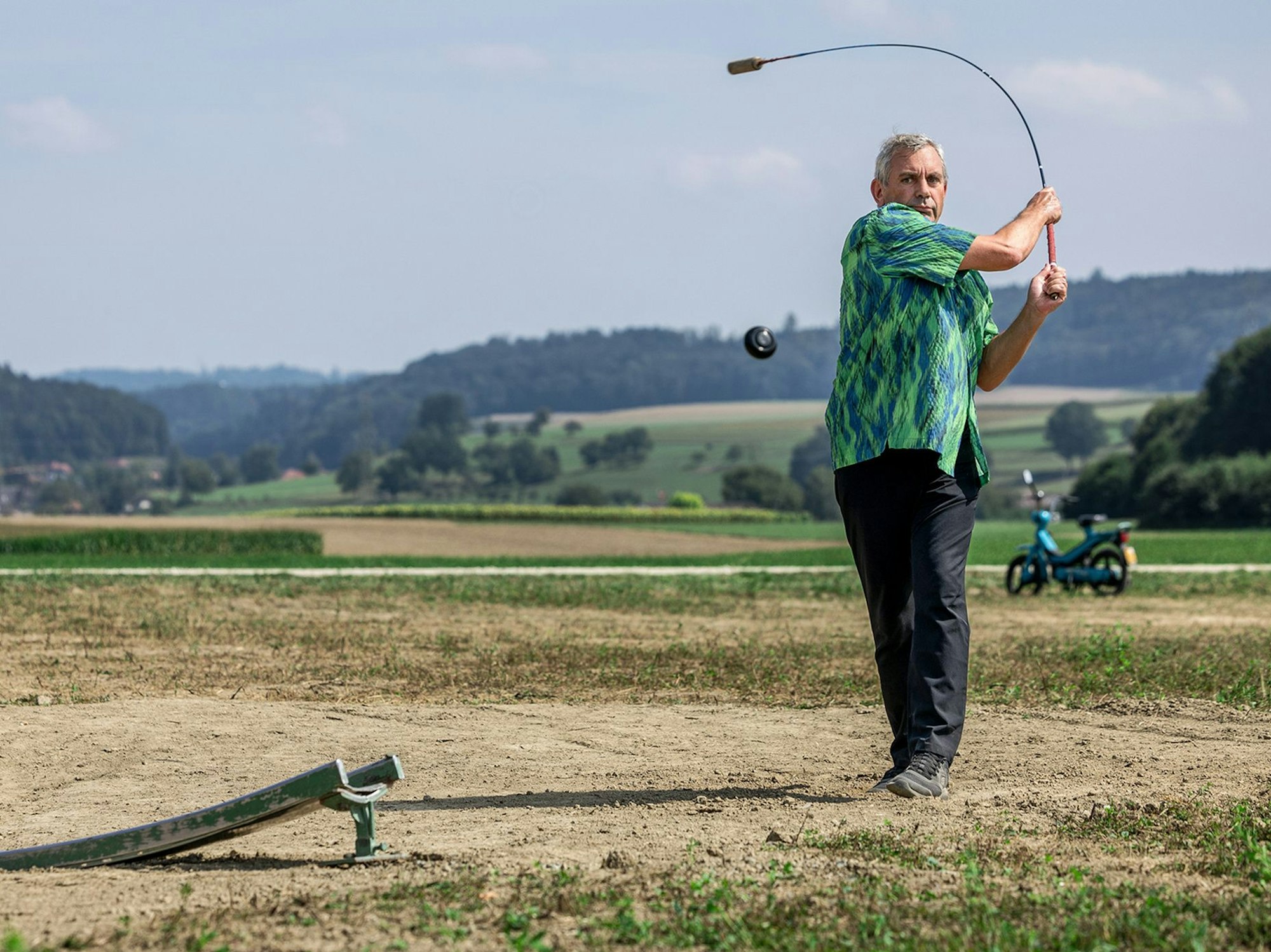 Wladimir Kaminer beim Hornussen.