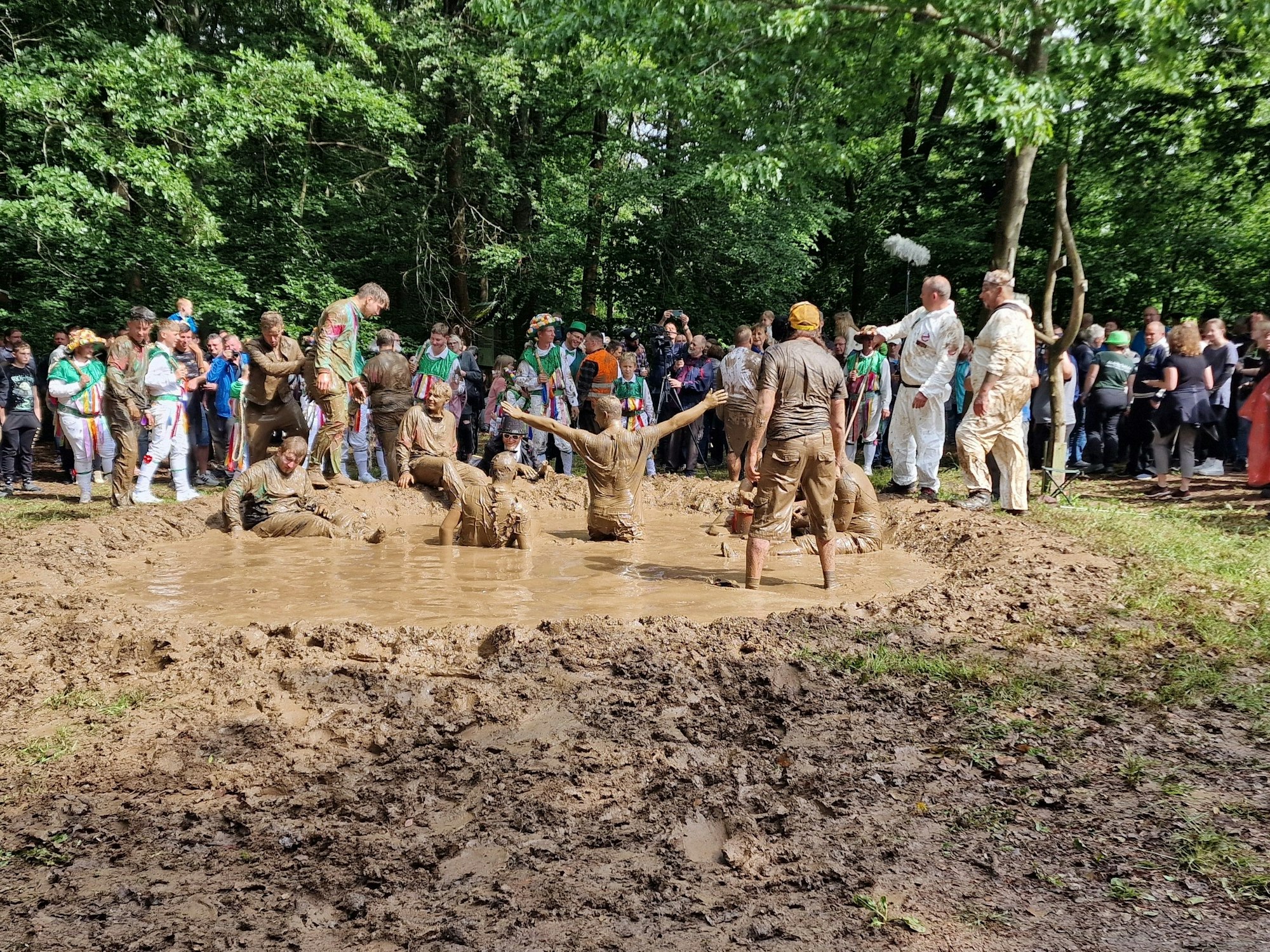 Auch so sieht Brauchtum in Deutschland aus: nass und schlammig. Das Dreckschweinfest im Südharz.