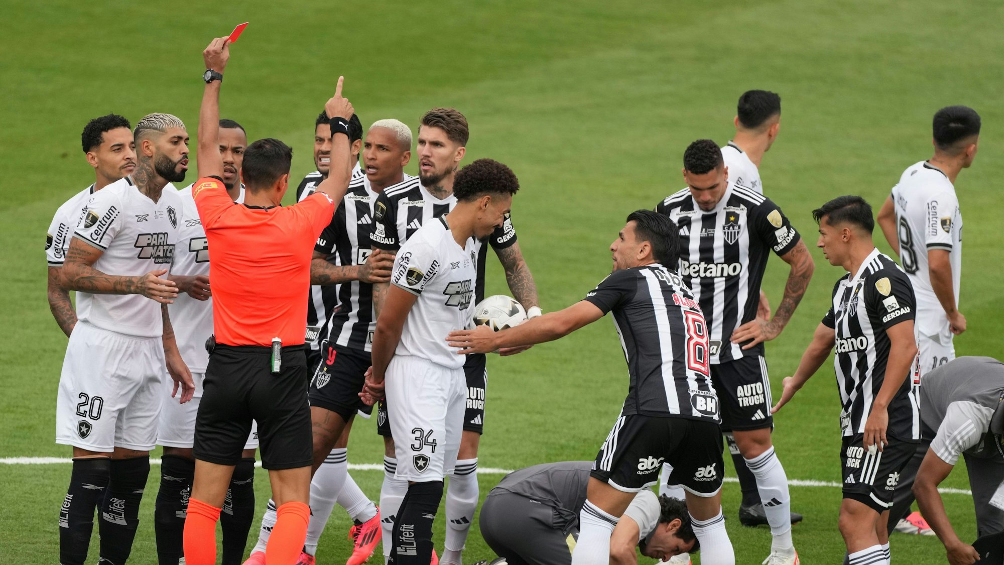 Frühe Rote Karte im Finale der Copa Libertadores zwischen Atlético Mineiro und Botafogo am Samstag (30. November 2024).