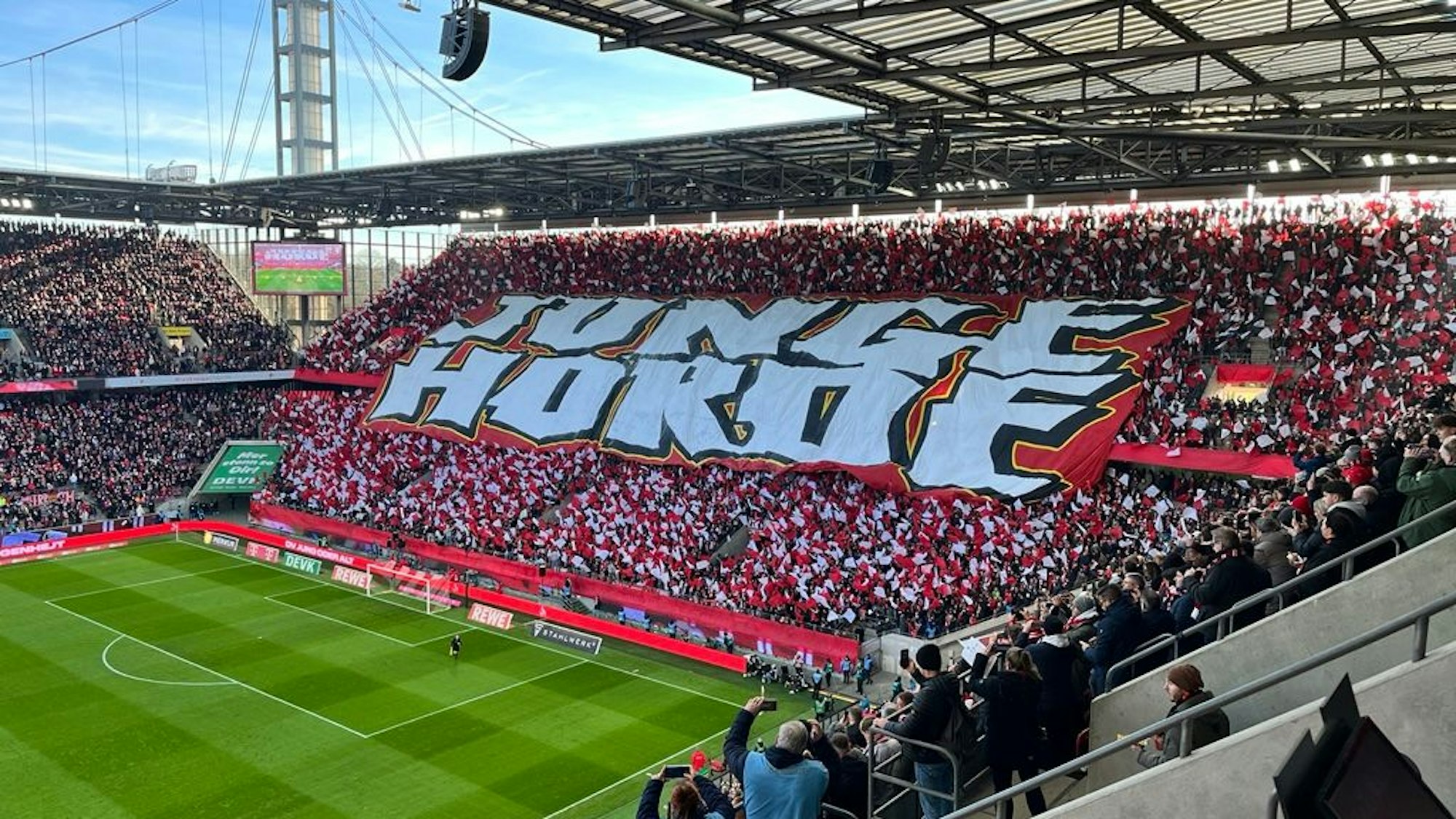 Choreo der FC-Fans vor dem Heimspiel gegen Hannover 96.