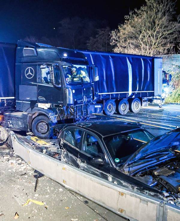 Ein Lastwagen steht am Samstag (30. November) auf der Autobahn 1 bei Hagen an der Unfallstelle neben beschädigten Autos. Nach einer Chaosfahrt über mehrere Autobahnen hat die Polizei in Nordrhein-Westfalen einen auffälligen Lkw-Fahrer aus dem Verkehr gezogen. Es habe mehrere Unfälle und Sachschäden gegeben, wie die Polizei mitteilte.