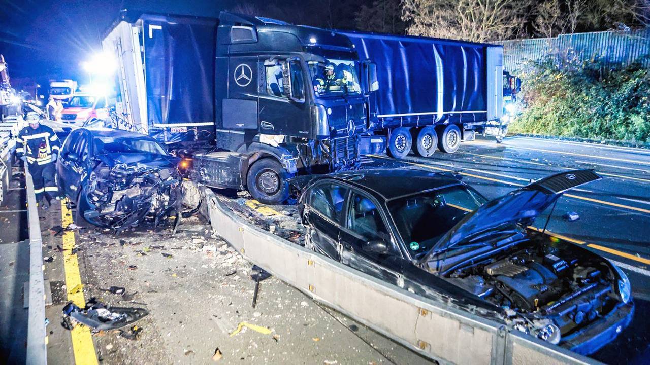 Ein Lastwagen steht am Samstag (30. November) auf der Autobahn 1 bei Hagen an der Unfallstelle neben beschädigten Autos. Nach einer Chaosfahrt über mehrere Autobahnen hat die Polizei in Nordrhein-Westfalen einen auffälligen Lkw-Fahrer aus dem Verkehr gezogen. Es habe mehrere Unfälle und Sachschäden gegeben, wie die Polizei mitteilte.