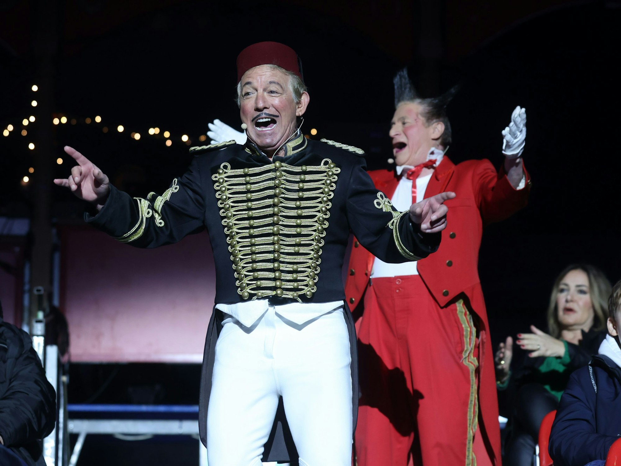 Die Fumagalli-Clowns auf der Bühne des Weihnachtscircus.
