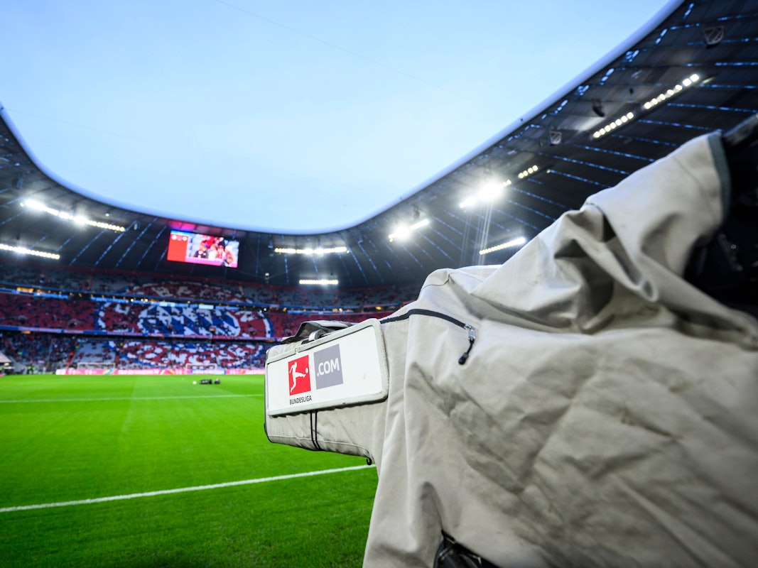 Eine Kamera filmt den Rasen in einem Stadion.