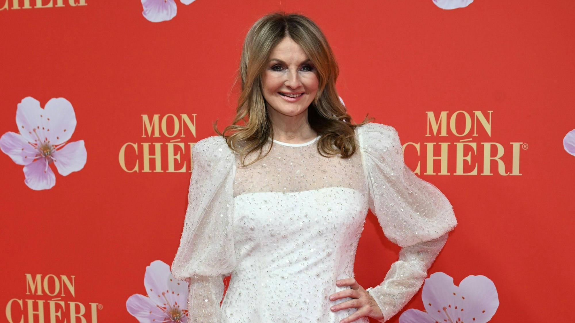 Frauke Ludowig geht beim „Mon Cheri-Barbaratag“ über den Roten Teppich.