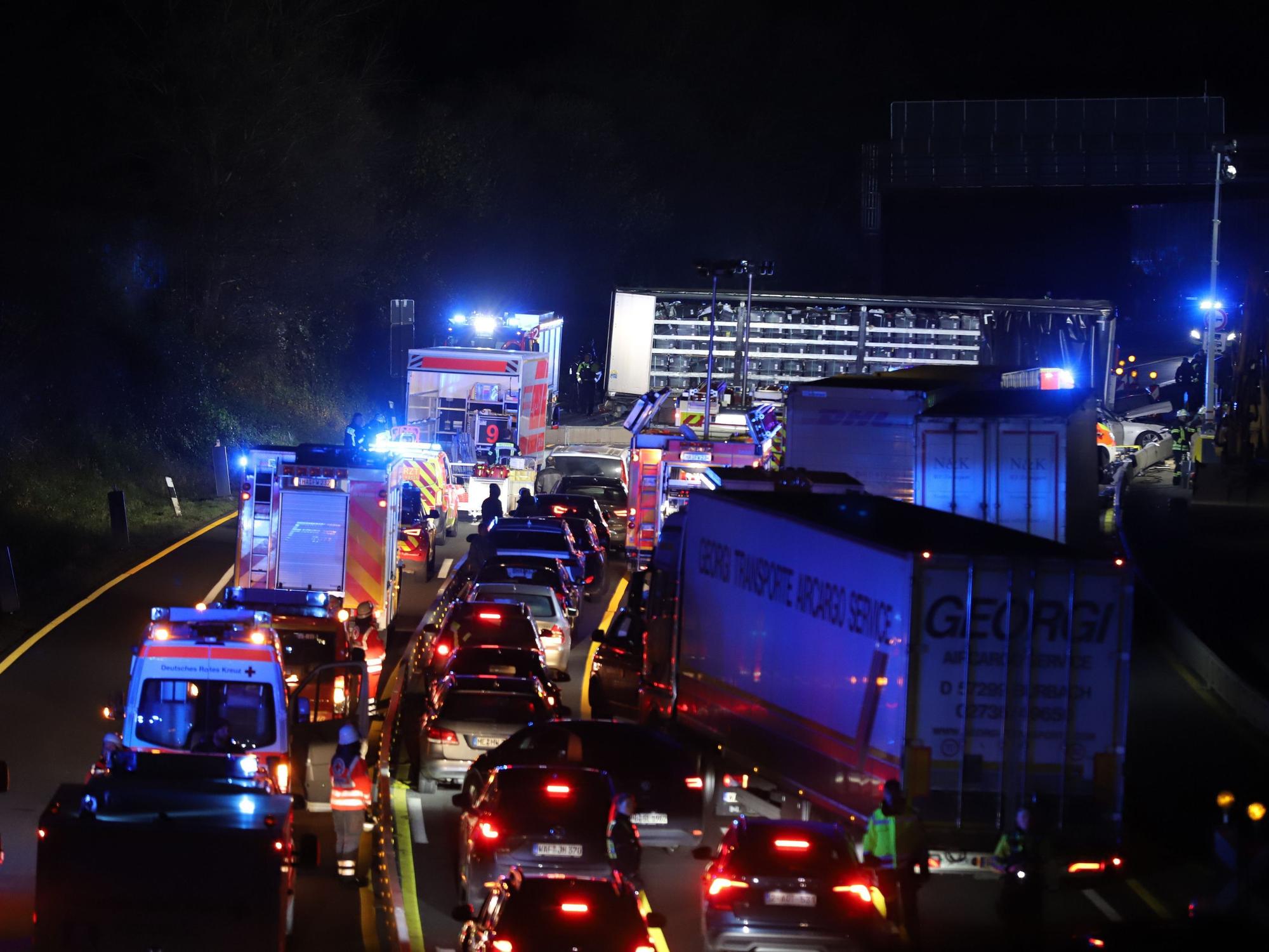 Der Lastwagen (hinten) steht auf der Autobahn 1 bei Hagen an der Unfallstelle während sich ein Stau gebildet hat.