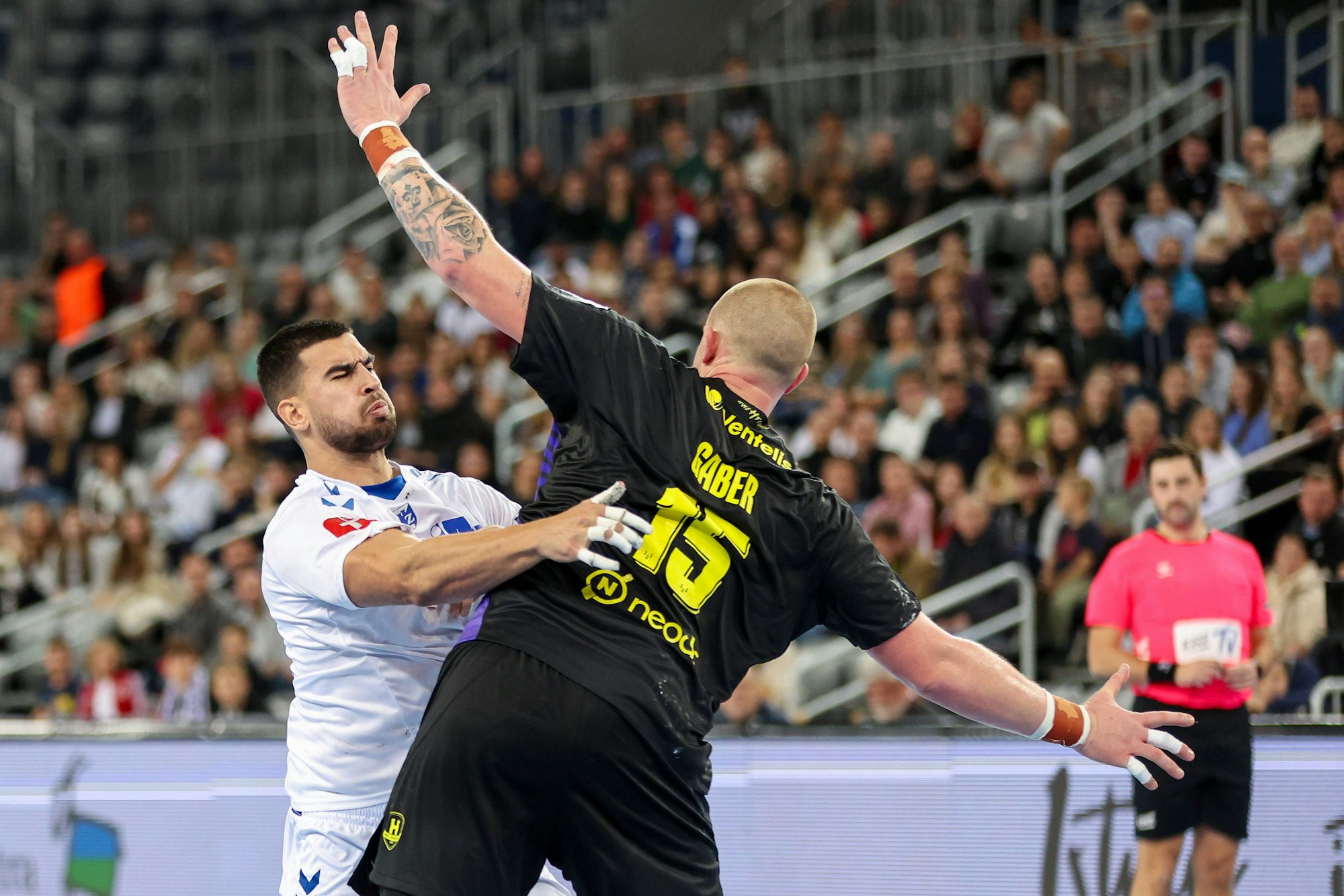 Milos Kos im Duell mit Matej Gaber.