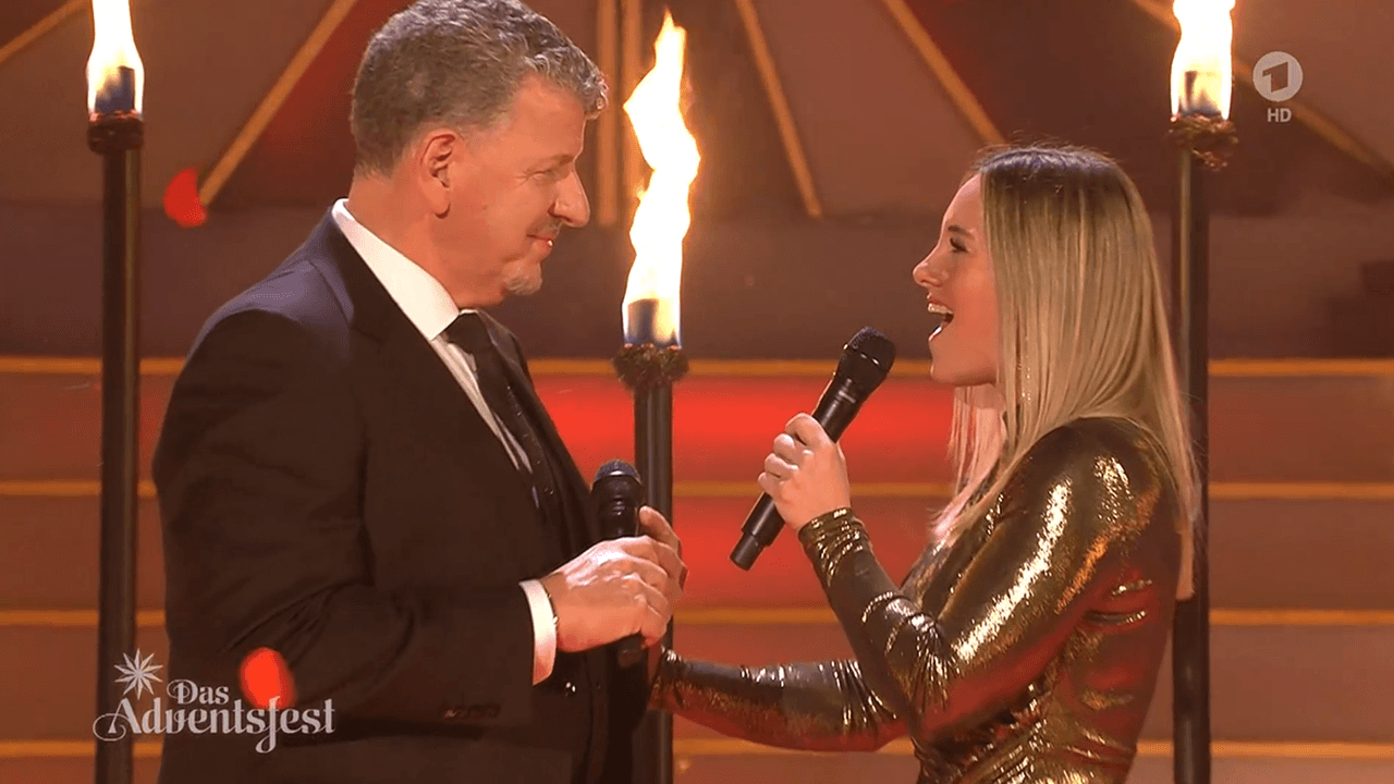 Semino Rossi singt an der Seite von Charlien in Florian Silbereisens „Adventsfest der 100.000 Lichter“. Wer ist die hübsche Blondine?