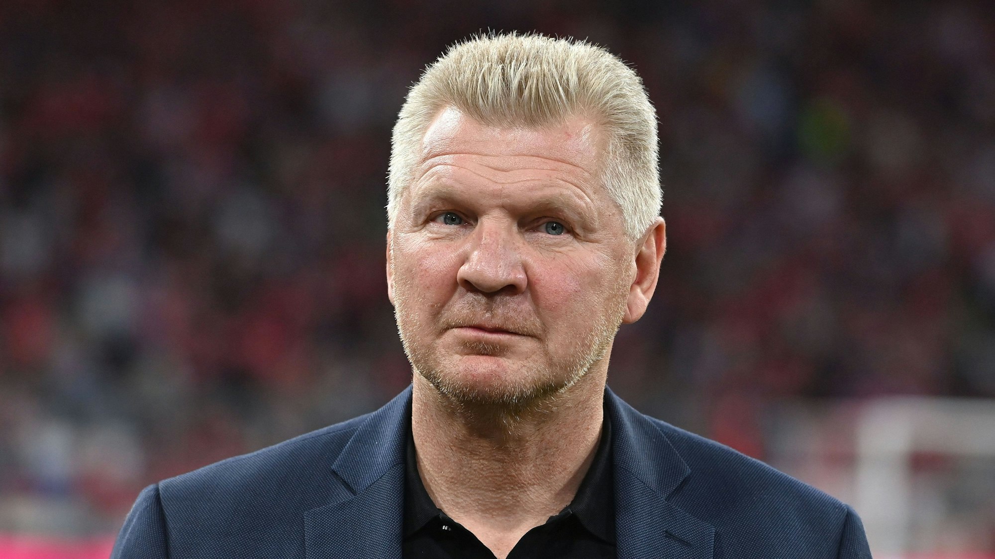 Stefan Effenberg vor einem Bayern-Spiel im Stadion.