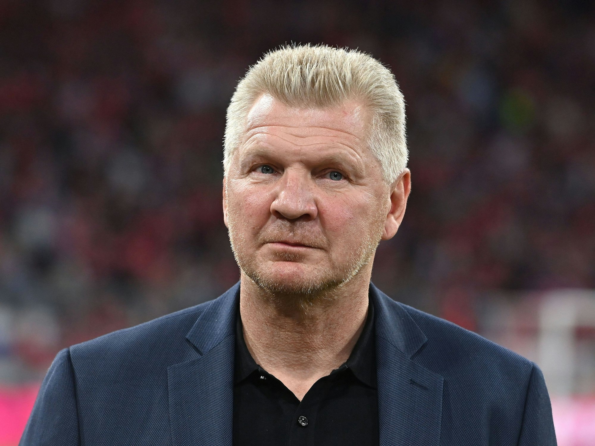 Stefan Effenberg vor dem Spiel im Stadion.