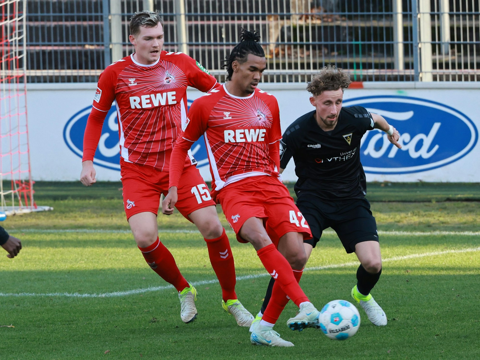 Testspiel im Franz-Kremer-Stadion, 1. FC Köln gegen Alemannia Aachen, von links: Luca Kilian, Damion Downs.