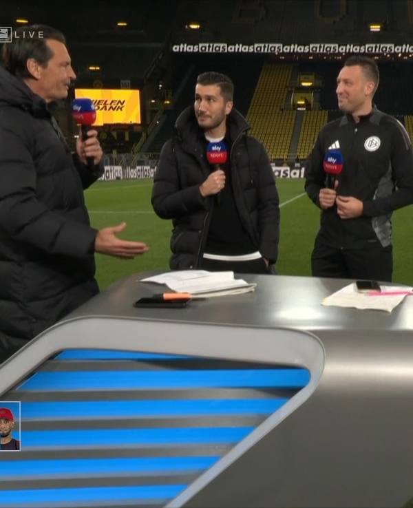 Nuri Sahin (2.v.l.) neben Sven Jablonski in der Sky-Übertragung am Samstag (30. November 2024).