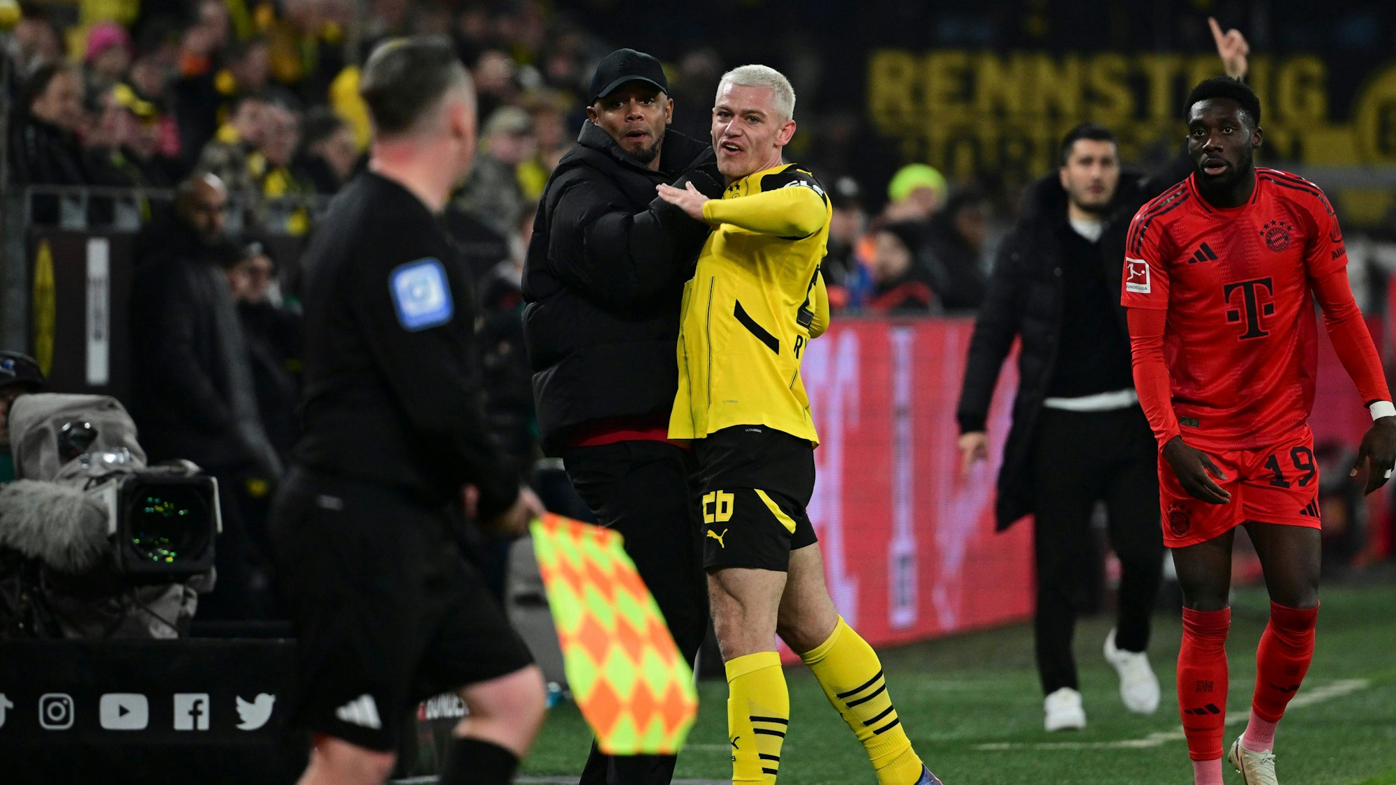 Julian Ryerson im Bundesliga-Duell von Borussia Dortmund gegen den FC Bayern (30. November 2024) beim leichten Schubser gegen Vincent Kompany.