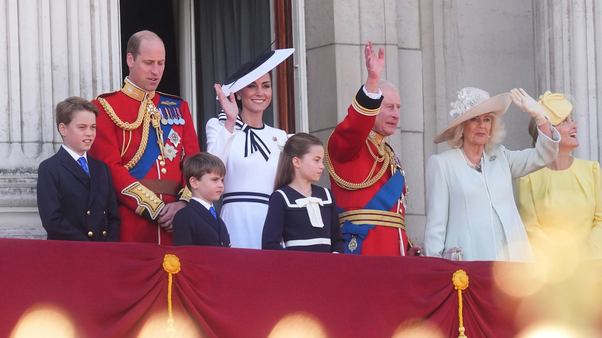 Prinz William (hinten, l-r), Prince of Wales, Kate, Princess of Wales, Der britische König Charles III., Königin Camilla und Sophie, Herzogin von Edinburgh, stehen mit Prinz George (unten,l-r), Prinz Louis, und Prinzessin Charlotte, auf dem Balkon des Buckingham Palastes.
