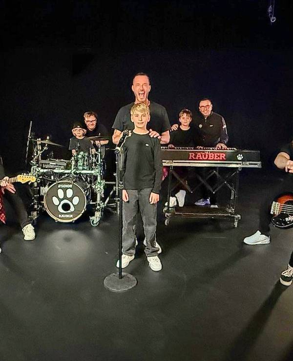 Die Räuber mit ihrer Mini-Band.