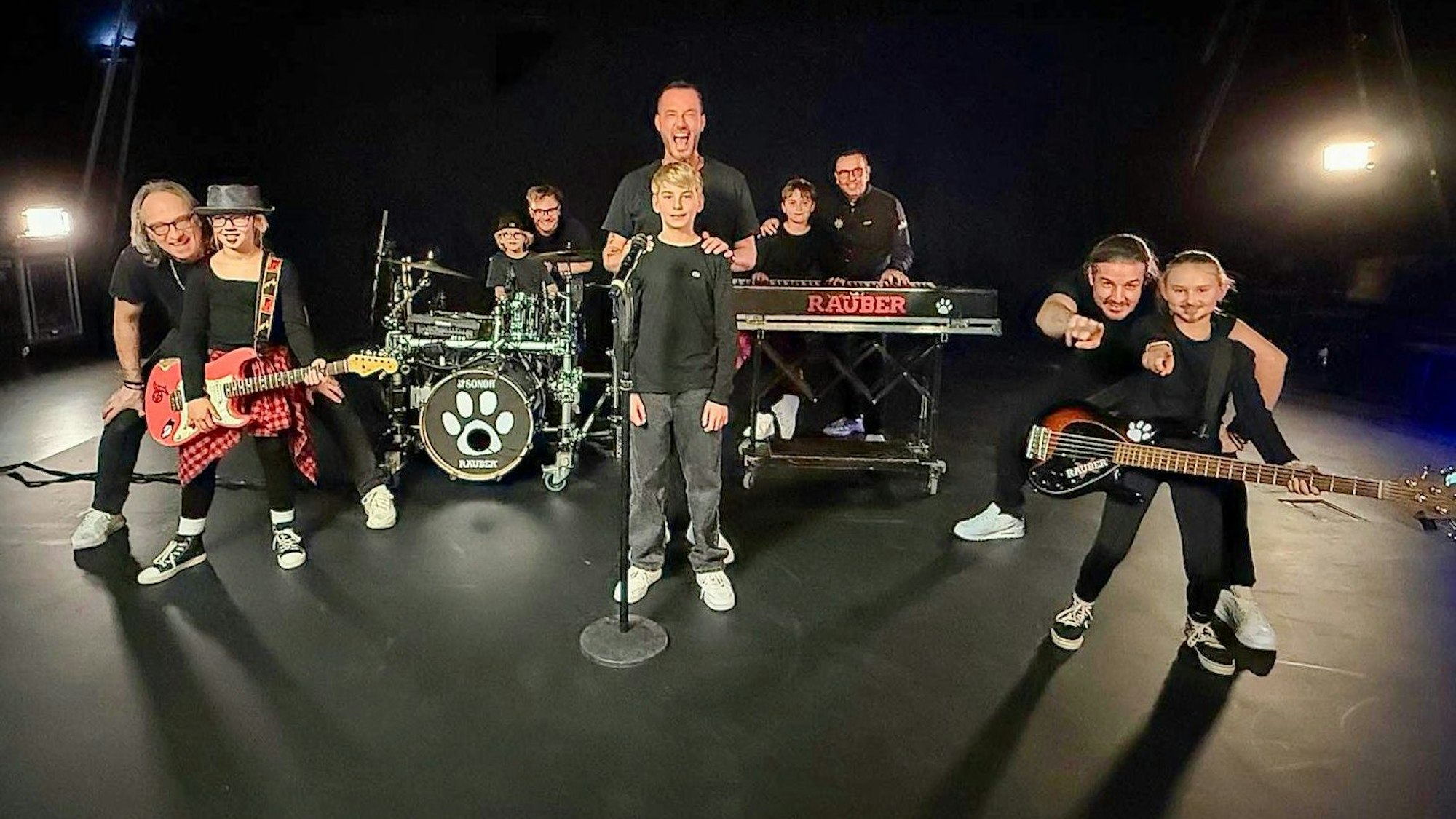 Die Räuber mit ihrer Mini-Band.