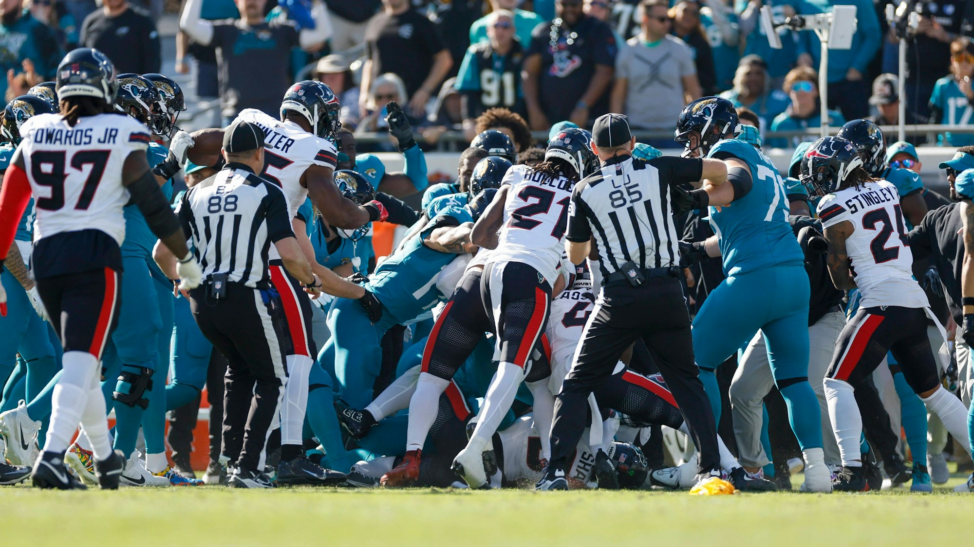 Spieler von Jacksonville und Houston liefern sich eine Auseinandersetzung.