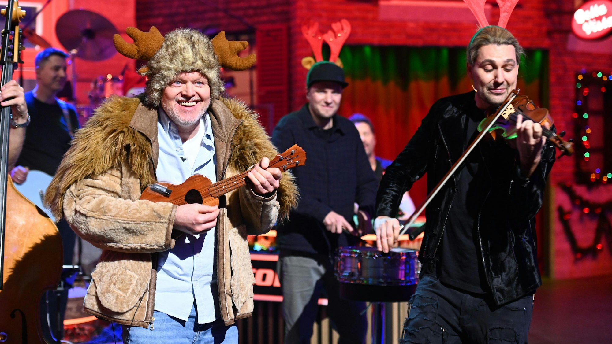 Hat zuletzt viele Zuschauerinnen und Zuschauer verloren: Stefan Raab (hier neben David Garrett bei „Du gewinnst hier nicht die Million“).