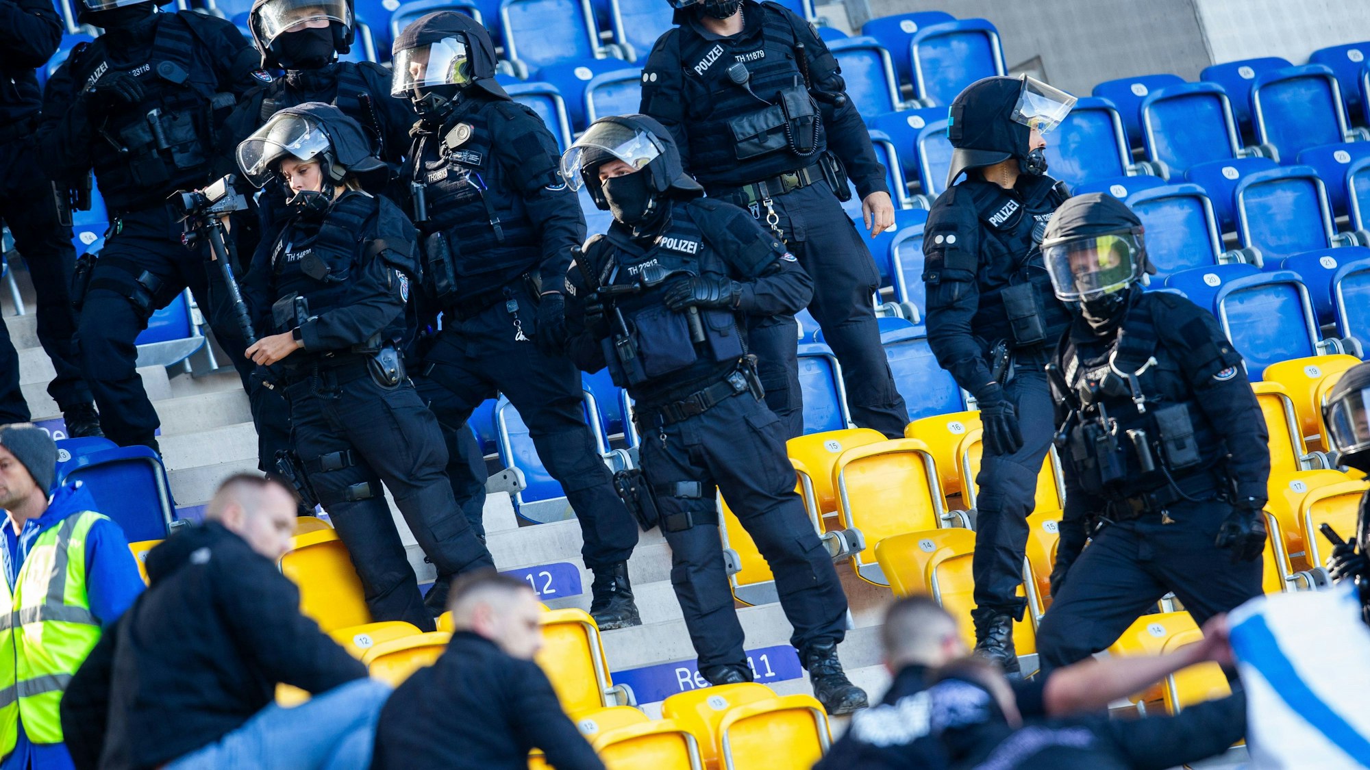 Polizei beim Spiel von Carl Zeiss Jena im Einsatz.
