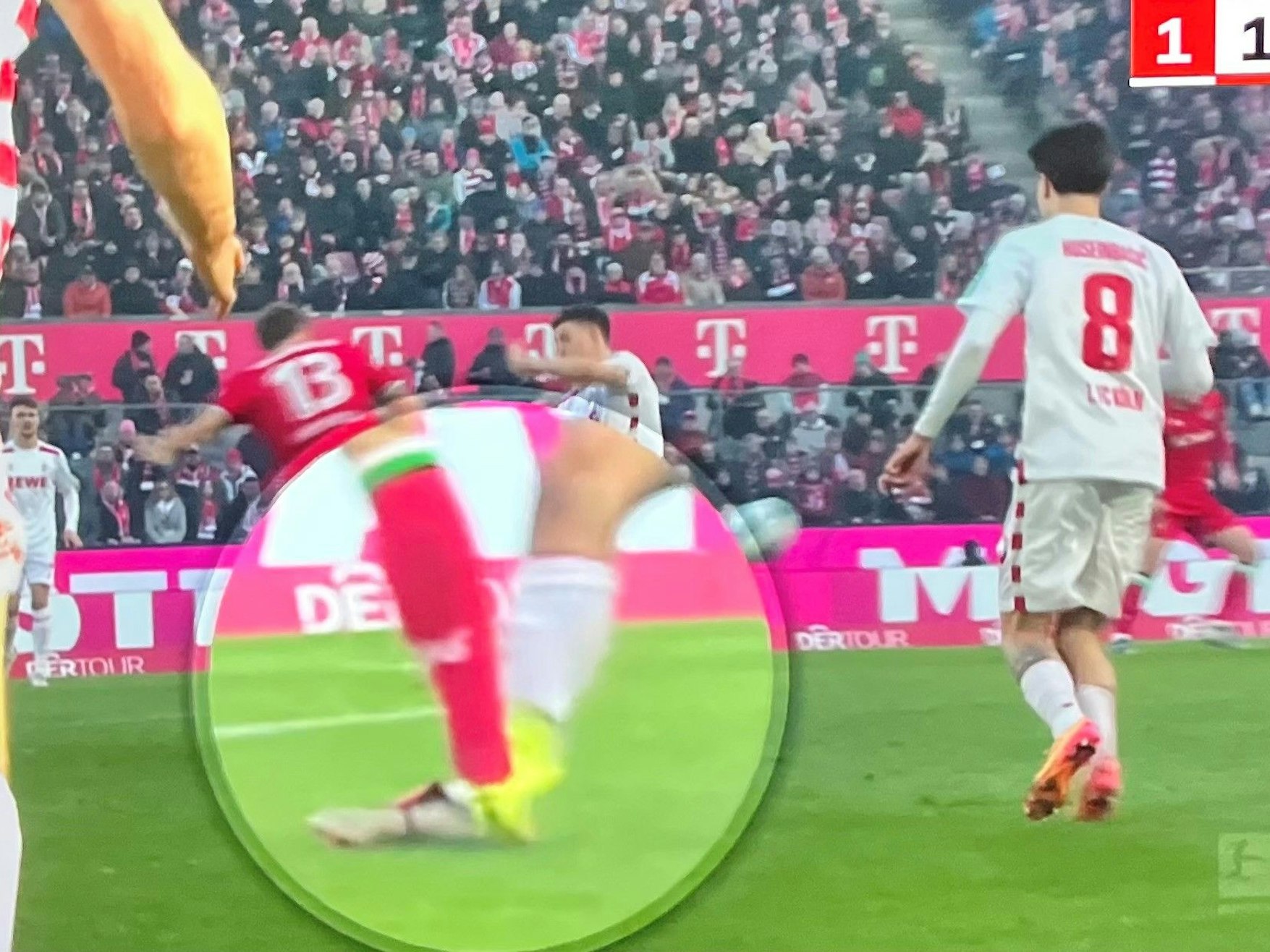 Eric Martel (Köln) wird von Max Christiansen (Hannover) am Schienbein erwischt.