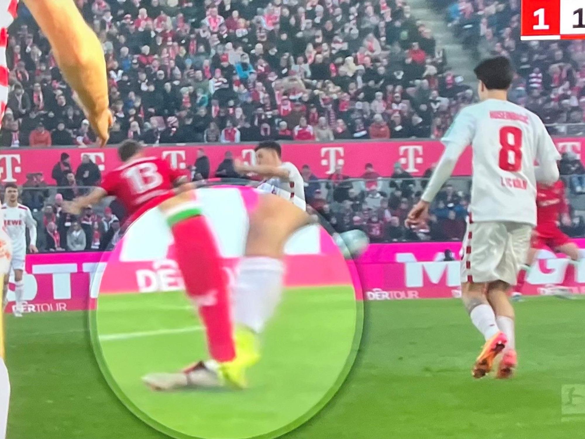 Eric Martel (Köln) wird von Max Christiansen (Hannover) am Schienbein erwischt.