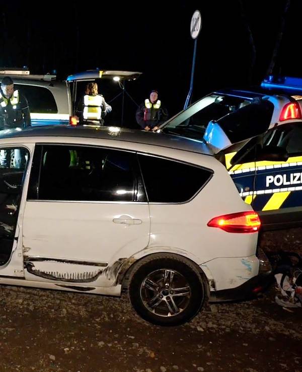 Ein beschädigtes Auto steht nach einer Verfolgungsjagd mit der Polizei am Sonntag (1. Dezember) neben Einsatzfahrzeugen bei Bottrop. Über 100 Kilometer ist ein Autofahrer auf der A2 vor der Polizei geflüchtet.
