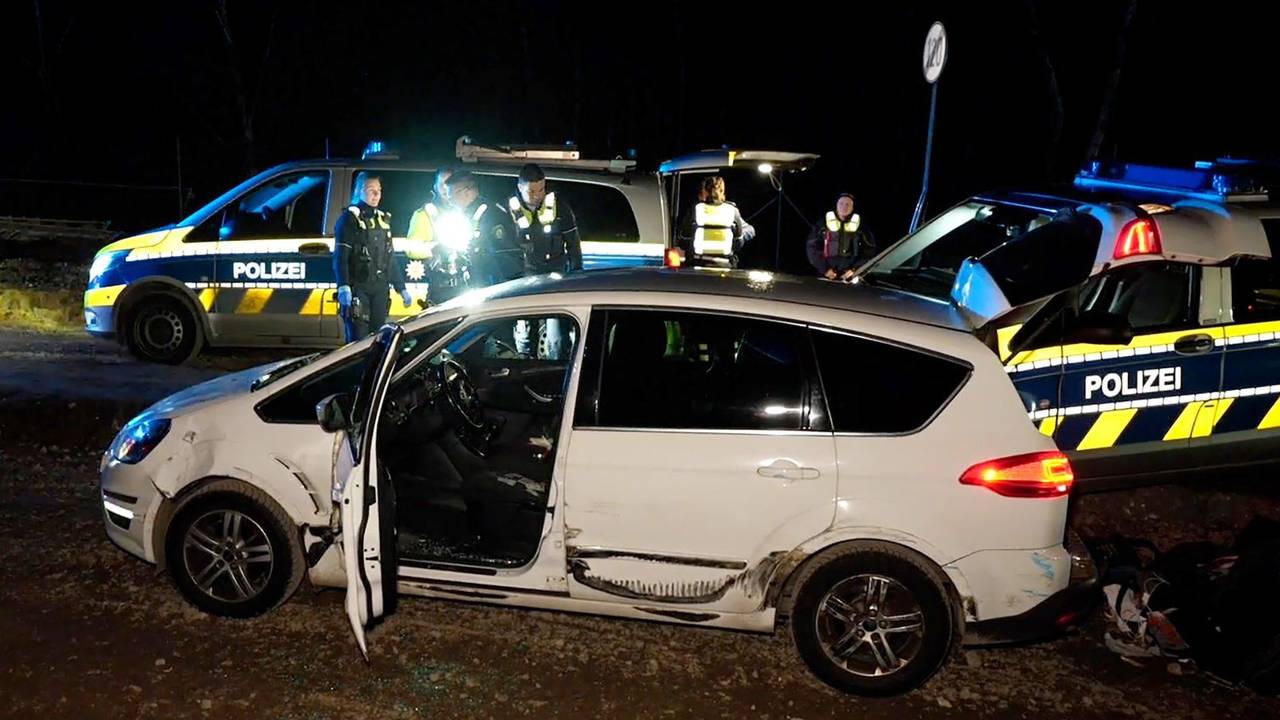 Ein beschädigtes Auto steht nach einer Verfolgungsjagd mit der Polizei am Sonntag (1. Dezember) neben Einsatzfahrzeugen bei Bottrop. Über 100 Kilometer ist ein Autofahrer auf der A2 vor der Polizei geflüchtet.