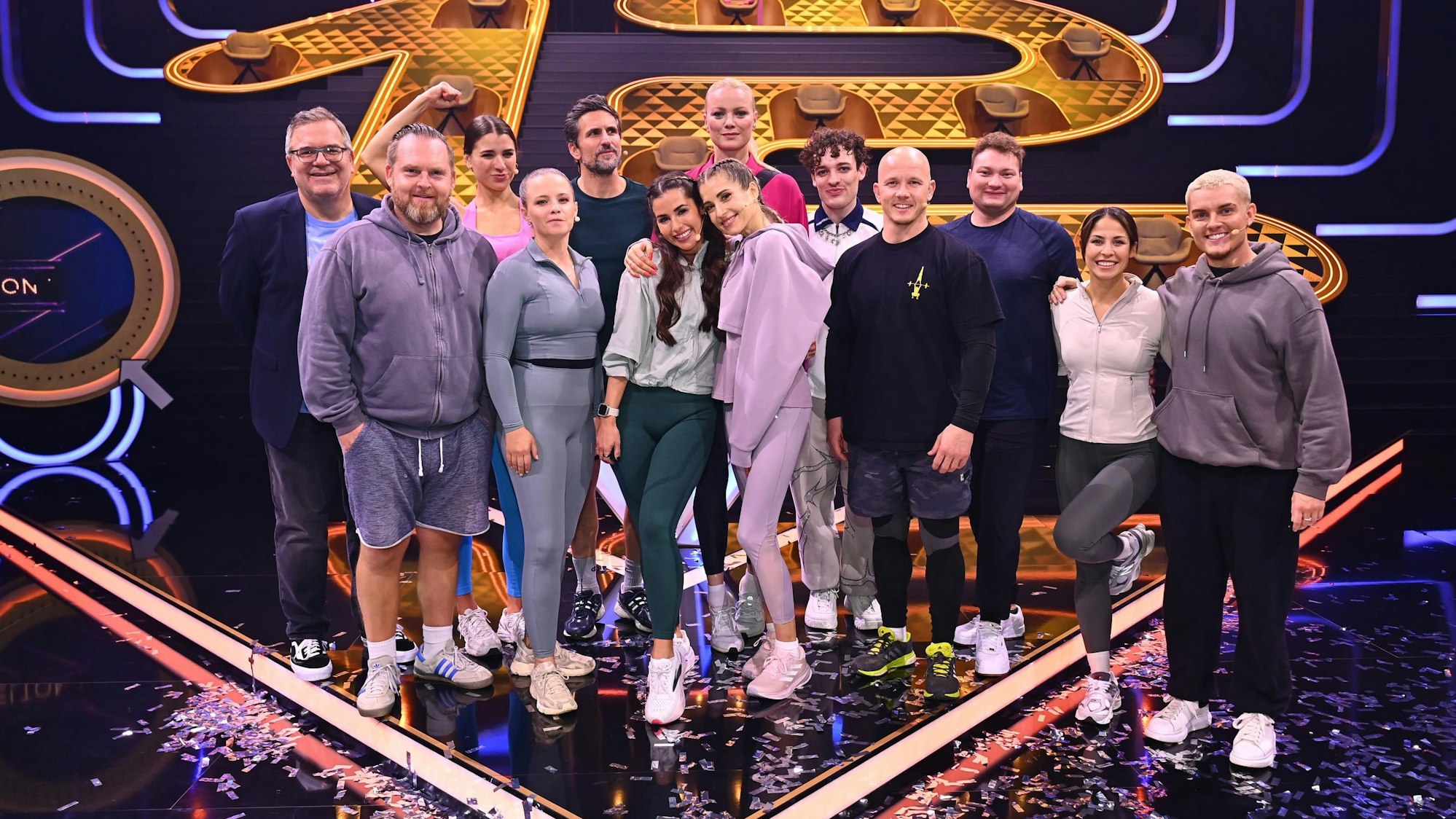 Hohe Promi-Dichte bei „Eltons 12“ neben Moderator Elton (von links): Axel Stein, Stella Stegmann, Jasna Fritzi Bauer, Tom Beck, Sarah Engels, Franziska Knuppe, Cathy Hummels, Nemo, Fabian Hambüchen, Christian Jährig, Negah Amiri und Twenty4Tim.