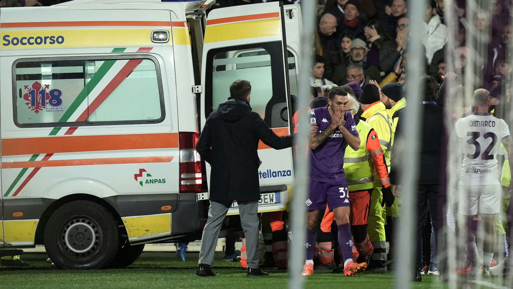Während Edoardo Bove in einem Krankenwagen geladen wird, sind die anderen Spieler auf dem Rasen geschockt.