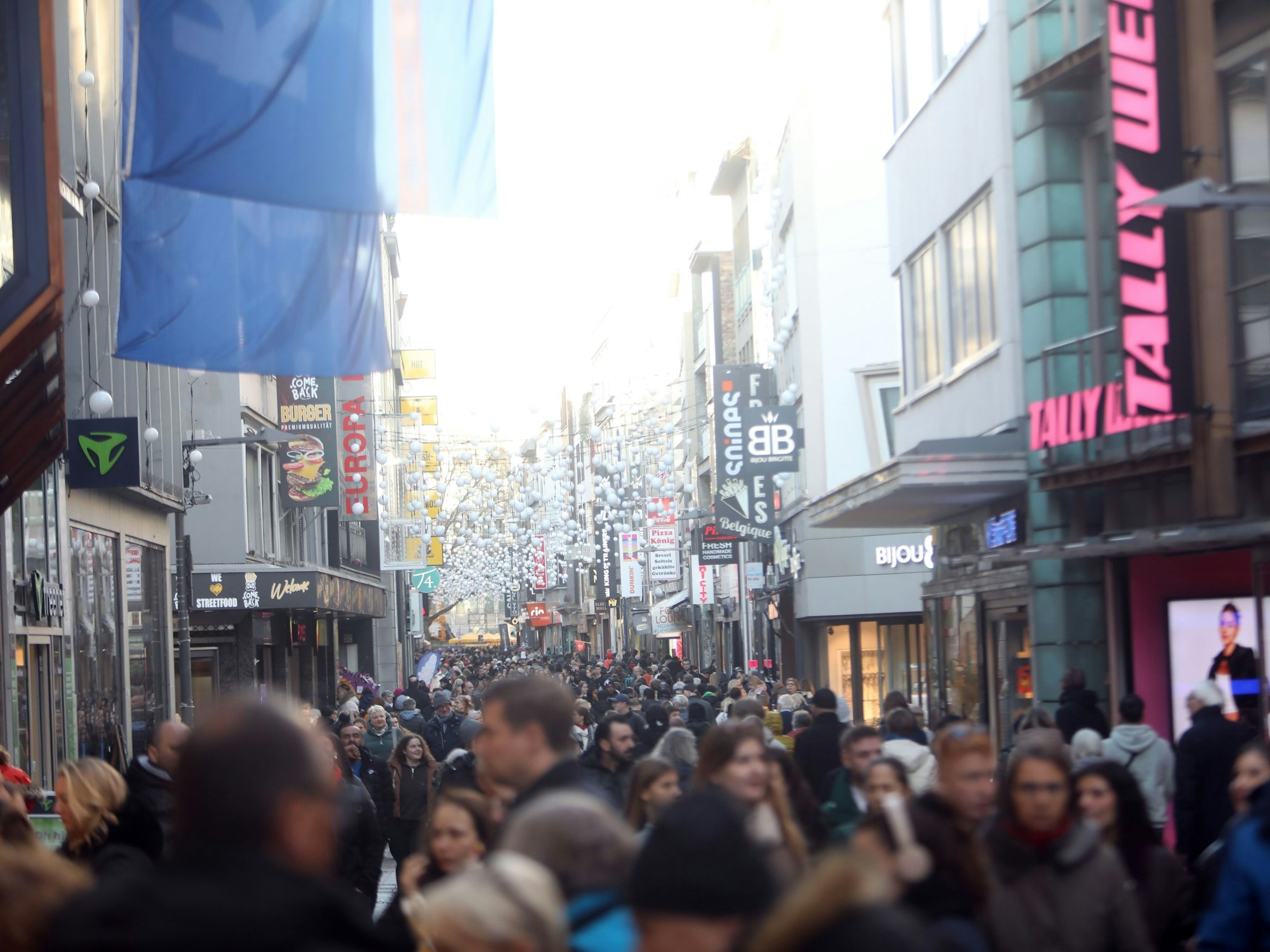 Die Hohe Straße ist mit Besuchern und Besucherinnen gefüllt.