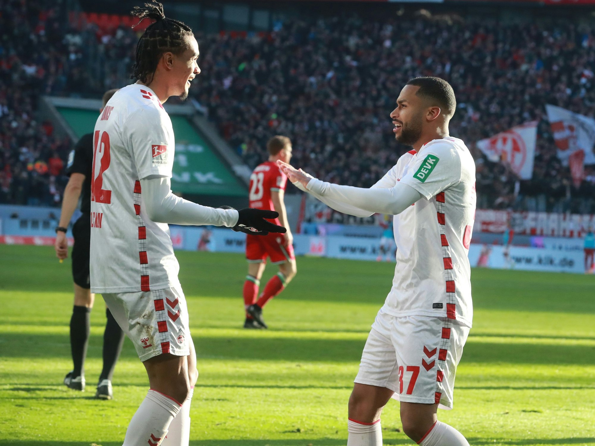 1. FC Köln gegen Hannover 96, von links: Damion Downs und Linton Maina (1. FC Köln).