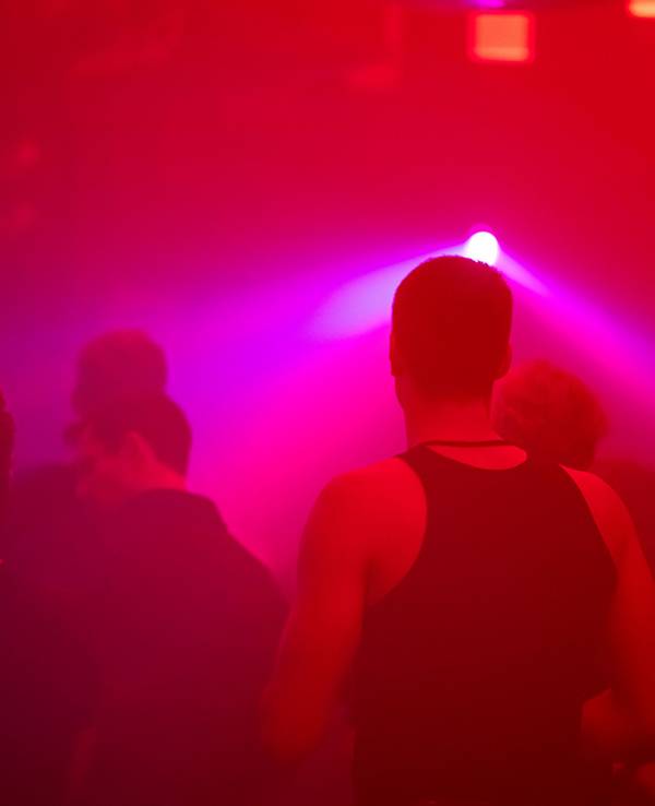 Menschen tanzen in einem Club – an Karfreitag ist das verboten (Symbolfoto).