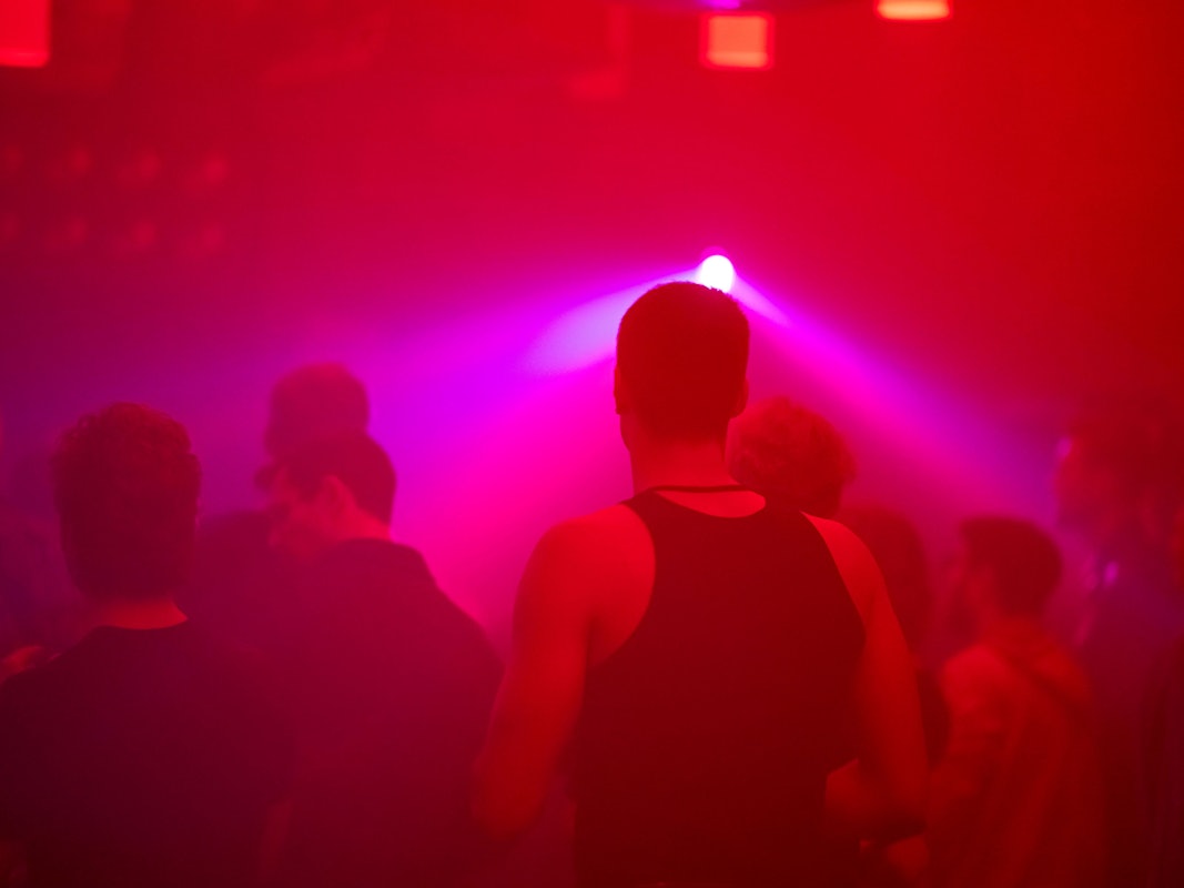 Menschen tanzen in einem Club – an Karfreitag ist das verboten (Symbolfoto).
