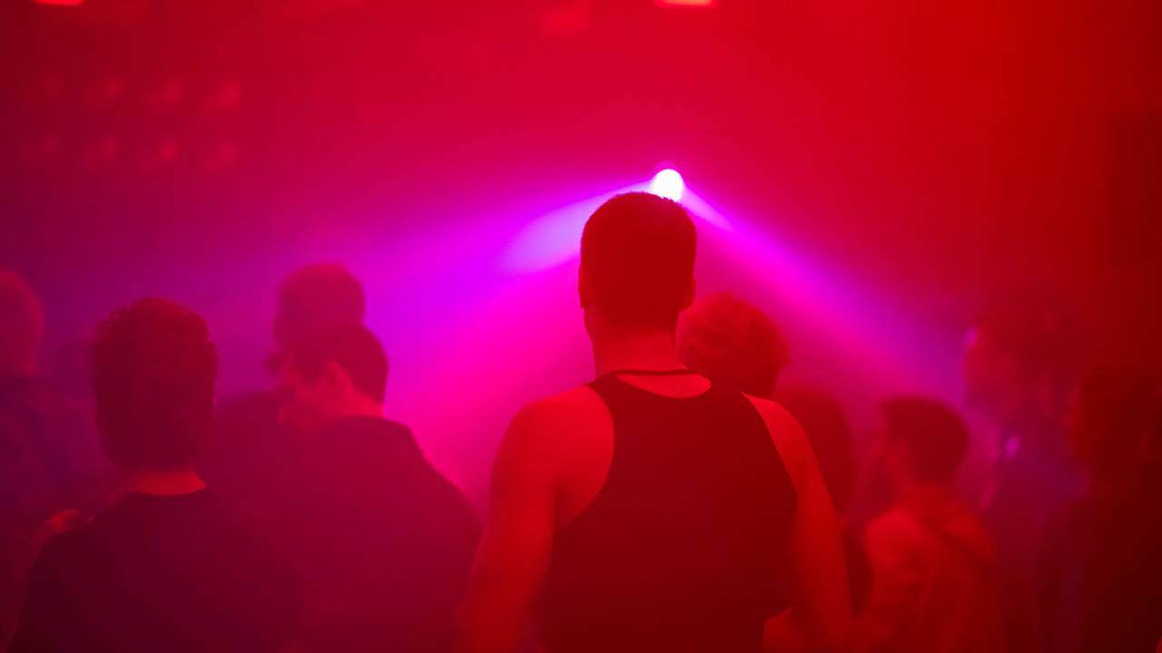Menschen tanzen in einem Club – an Karfreitag ist das verboten (Symbolfoto).