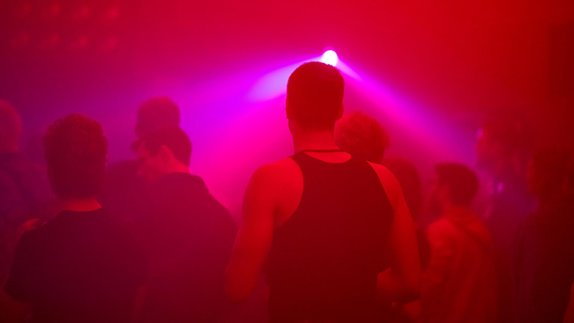 Menschen tanzen in einem Club – an Karfreitag ist das verboten (Symbolfoto).