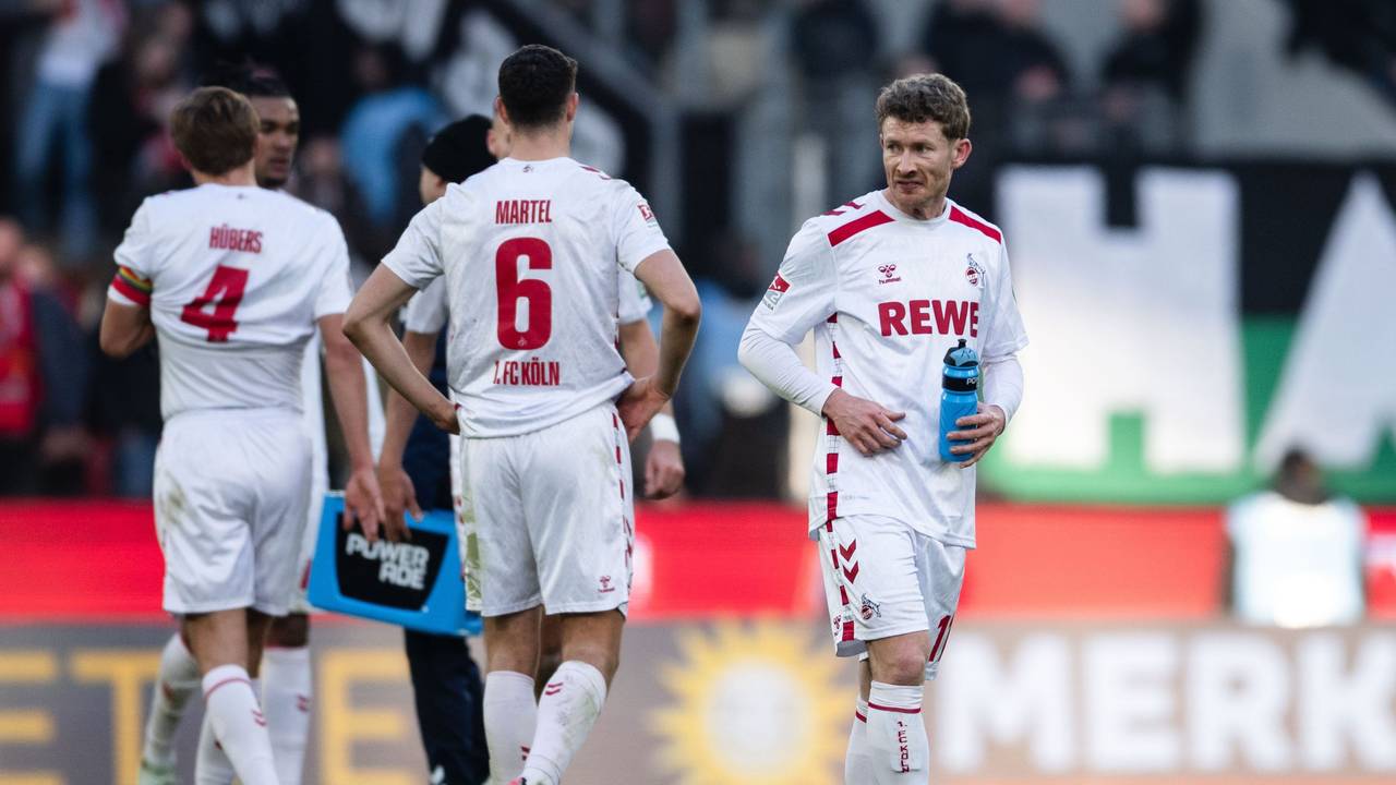 Kölns Florian Kainz (r) reagiert nach der Partie enttäuscht.