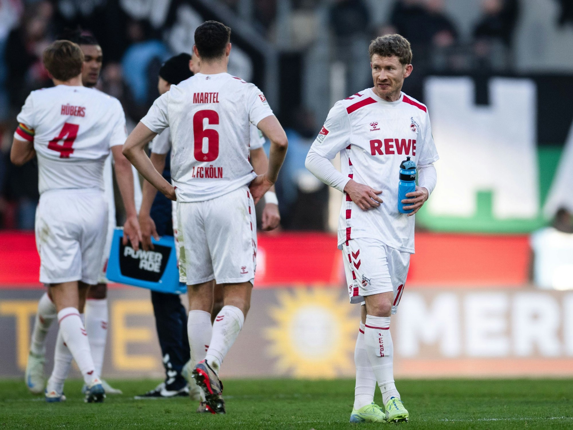 Kölns Florian Kainz (r) reagiert nach der Partie enttäuscht.