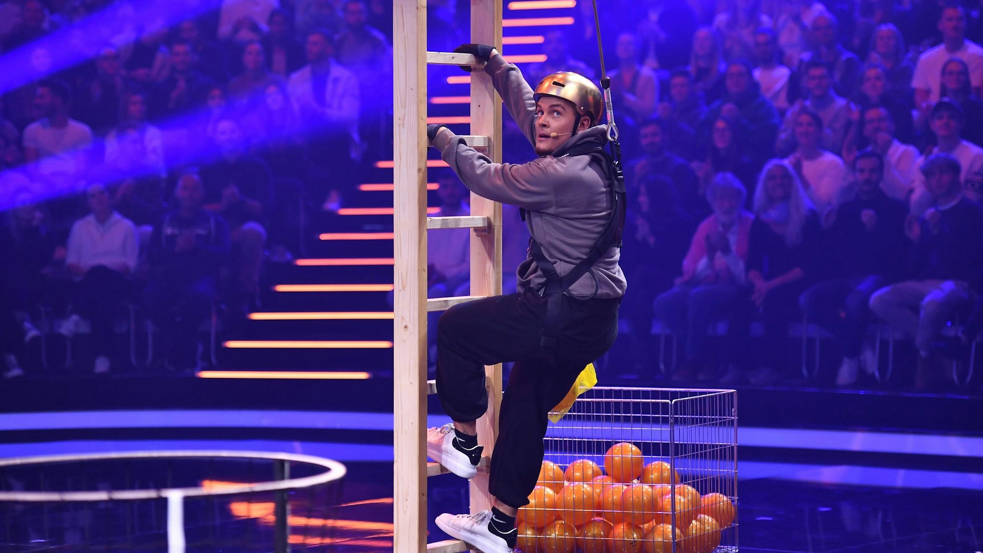 Twenty4Tim war als Kandidat in der neuen Show „Eltons 12“ dabei.