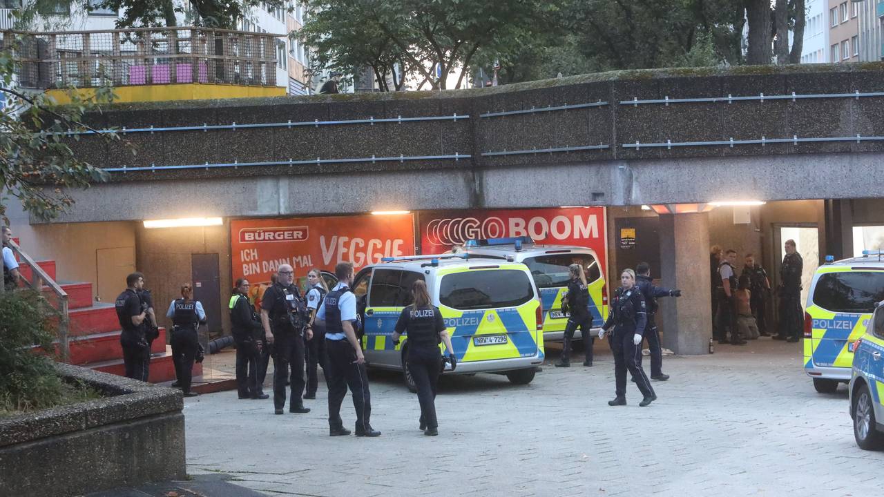 Ein Polizeieinsatz auf dem Ebertplatz.