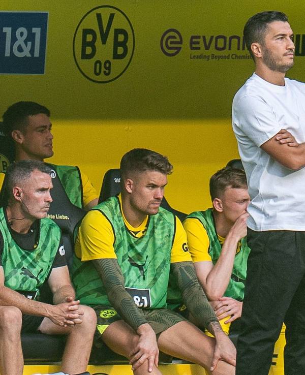 Sebastién Haller (r.) bei Borussia Dortmund neben einigen Teamkollegen auf der Ersatzbank.