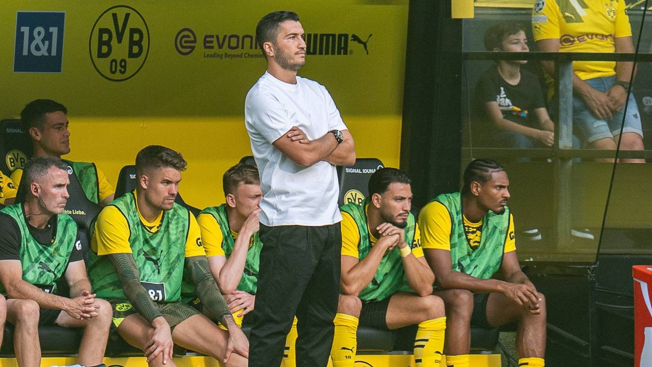 Sebastién Haller (r.) bei Borussia Dortmund neben einigen Teamkollegen auf der Ersatzbank.