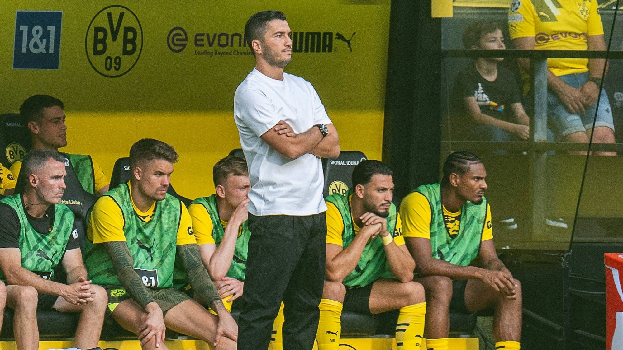 Sebastién Haller (r.) bei Borussia Dortmund neben einigen Teamkollegen auf der Ersatzbank.