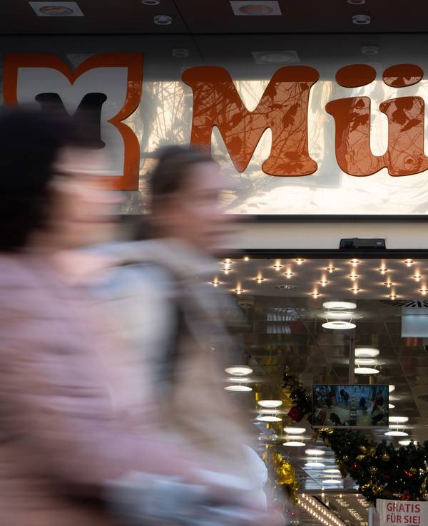 Menschen gehen an einem Geschäft der Drogeriemarktkette Müller in der Königstraße vorbei.