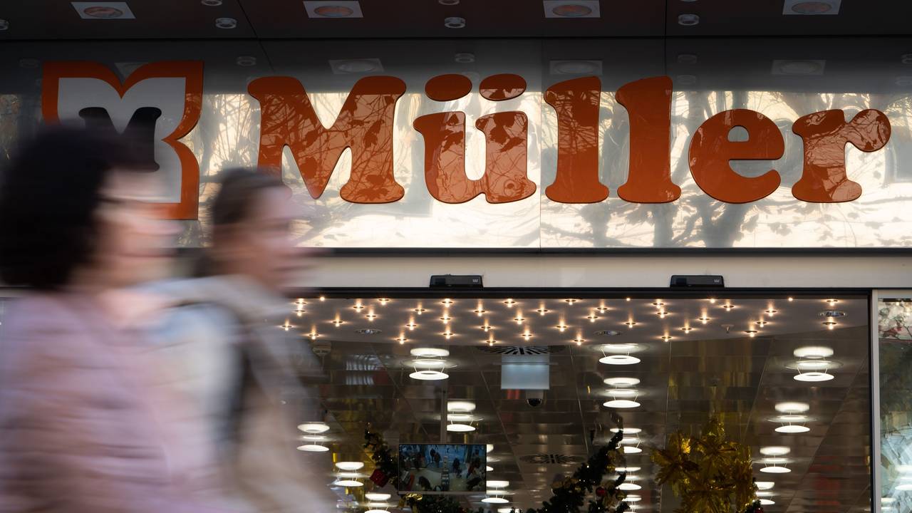 Menschen gehen an einem Geschäft der Drogeriemarktkette Müller in der Königstraße vorbei.
