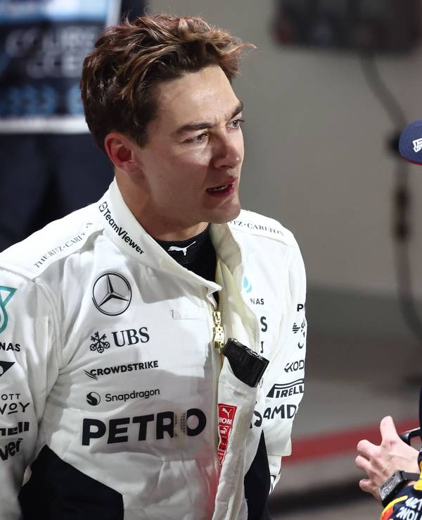 Max Verstappen und George Russell unterhalten sich.