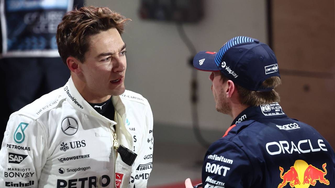 Max Verstappen und George Russell unterhalten sich.